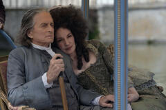 Michael Douglas e Jeanne Balibar in Benjamin Franklin 1x08