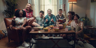 Kit Connor, Joe Locke, Yasmin Finney, William Gao, Corinna Brown, Kizzy Edgell, Tobie Donovan in Heartstopper 2x01 - Immagine dal set