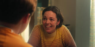 Olivia Colman in Heartstopper 1x08 - Immagine dal set