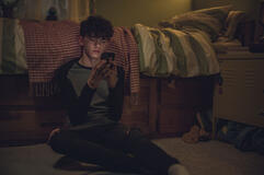 Joe Locke in Heartstopper 1x02 - Immagine dal set