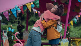 William Gao e Yasmin Finney in Heartstopper 1x06 - Immagine dal set