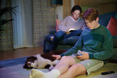 Olivia Colman e Kit Connor in Heartstopper 1x06 - Immagine dal set