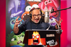 Paolo Marchese in sala doppiaggio presta la sua voce al personaggio Rabbia nel film Disney-Pixar Inside Out 2