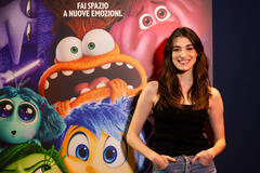 Pilar Fogliati in sala doppiaggio presta la sua voce al personaggio Ansia nel film Disney-Pixar Inside Out 2