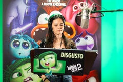 Veronica Puccio in sala doppiaggio presta la sua voce al personaggio Disgusto nel film Disney-Pixar Inside Out 2