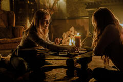 Harriet Slater come Haley e Larsen Thompson come Elise in La Profezia del Male (Tarot)