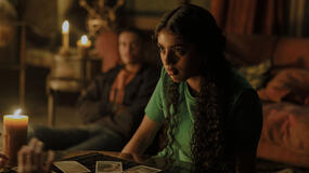 Adain Bradley come Grant e Avantika Vandanapu come Paige in La Profezia del Male (Tarot)