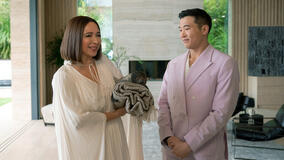 Maya Rudolph e Joel Kim Booster in Loot 2x01