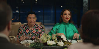 Joel Kim Booster e Maya Rudolph in Loot 2x03