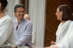 Benjamin Bratt in Loot 2x04