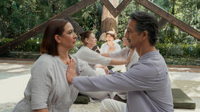 Maya Rudolph e Benjamin Bratt in Loot 2x04