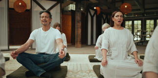 Benjamin Bratt e Maya Rudolph in Loot 2x04