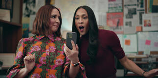 Maya Rudolph e Michaela Jaé Rodriguez in Loot 2x04