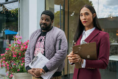 Ron Funches e Michaela Jaé Rodriguez in Loot 2x05