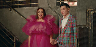 Maya Rudolph e Joel Kim Booster in Loot - Una fortuna 1x06