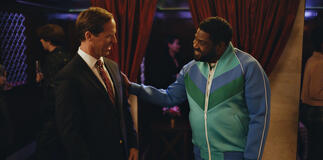 Nat Faxon e Ron Funches in Loot - Una fortuna 1x06