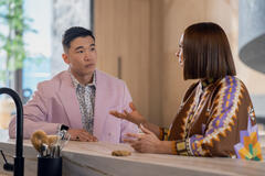 Joel Kim Booster e Maya Rudolph in Loot - Una fortuna 1x06