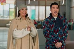Maya Rudolph e Joel Kim Booster in Loot 2x07
