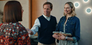 Nat Faxon e Hayley Magnus in Loot 2x07