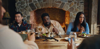 Joel Kim Booster, Ron Funches e Michaela Jaé Rodriguez in Loot 2x07