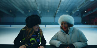 Ana Gasteyer e Maya Rudolph in Loot 2x08