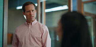 Maya Rudol in Loot 2x08