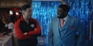 Joel Kim Booster e Ron Funches in Loot 2x09