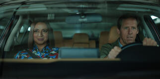 Maya Rudolph e Nat Faxon in Loot 2x09