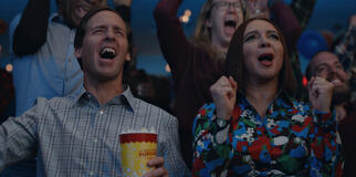 Nat Faxon e Maya Rudolph in Loot 2x09