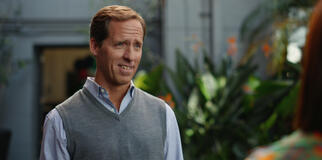 Nat Faxon in Loot 2x10