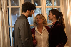 Claudio Colica, Angela Finocchiaro e Dharma Mangia Woods in Natale a tutti i costi - Immagine dal set