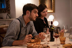 Claudio Colica e Dharma Mangia Woods in Natale a tutti i costi - Immagine dal set