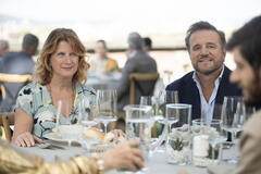 Angela Finocchiaro e Christian De Sica in Ricchi a tutti i costi - Immagine dal set