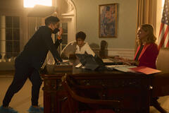 Il regista Matthew López dietro le quinte con Taylor Zakhar Perez e Uma Thurman in Rosso, Bianco e Sangue Blu