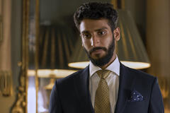 Akshaye Khanna in Rosso, Bianco e Sangue Blu