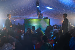 Nicholas Galitzine e Taylor Zakhar Perez in Rosso, Bianco e Sangue Blu