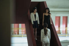 Chun Woo-hee, Lee Yul-eum in The 8 Show - Immagine dal set