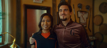 Gabrielle Dennis e Josh Segarra in Il premio del destino 2x07