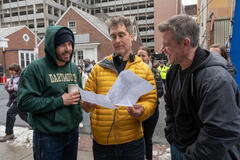 Casey Affleck, il regista Doug Liman e Matt Damon sul set del film The Instigators
