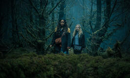 Georgina Campbell, Dakota Fanning in The Watchers - Loro ti guardano