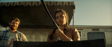 Gabriel Basso e Jessica Alba in Trigger Warning