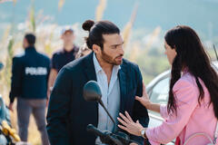 Francesca Chillemi (Viola) e Can Yaman (Francesco Demir) in Viola come il Mare 2 - Quinta puntata