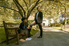 Rosalind Eleazar e Dustin Demri-Burns in Slow Horses 2x01