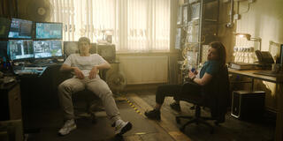 Christopher Chung e Aimee-Ffion Edwards in Slow Horses 2x01