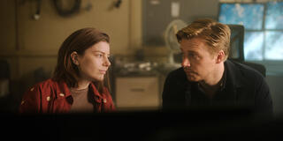 Aimee-Ffion Edwards e Jack Lowden in Slow Horses 2x01