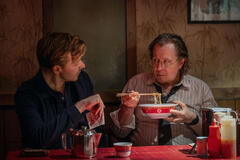 Jack Lowden e Gary Oldman in Slow Horses 2x01