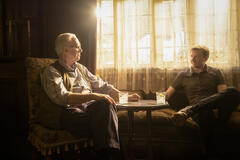 Jonathan Pryce e Jack Lowden in Slow Horses 2x01