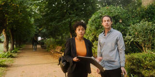 Rosalind Eleazar e Dustin Demri-Burns in Slow Horses 2x02