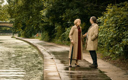 Kristin Scott Thomas e Gary Oldman in Slow Horses 2x02