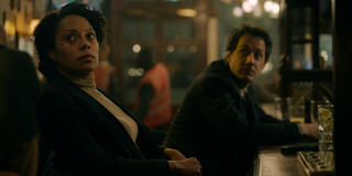 Rosalind Eleazar e Dustin Demri-Burns in Slow Horses 1x02